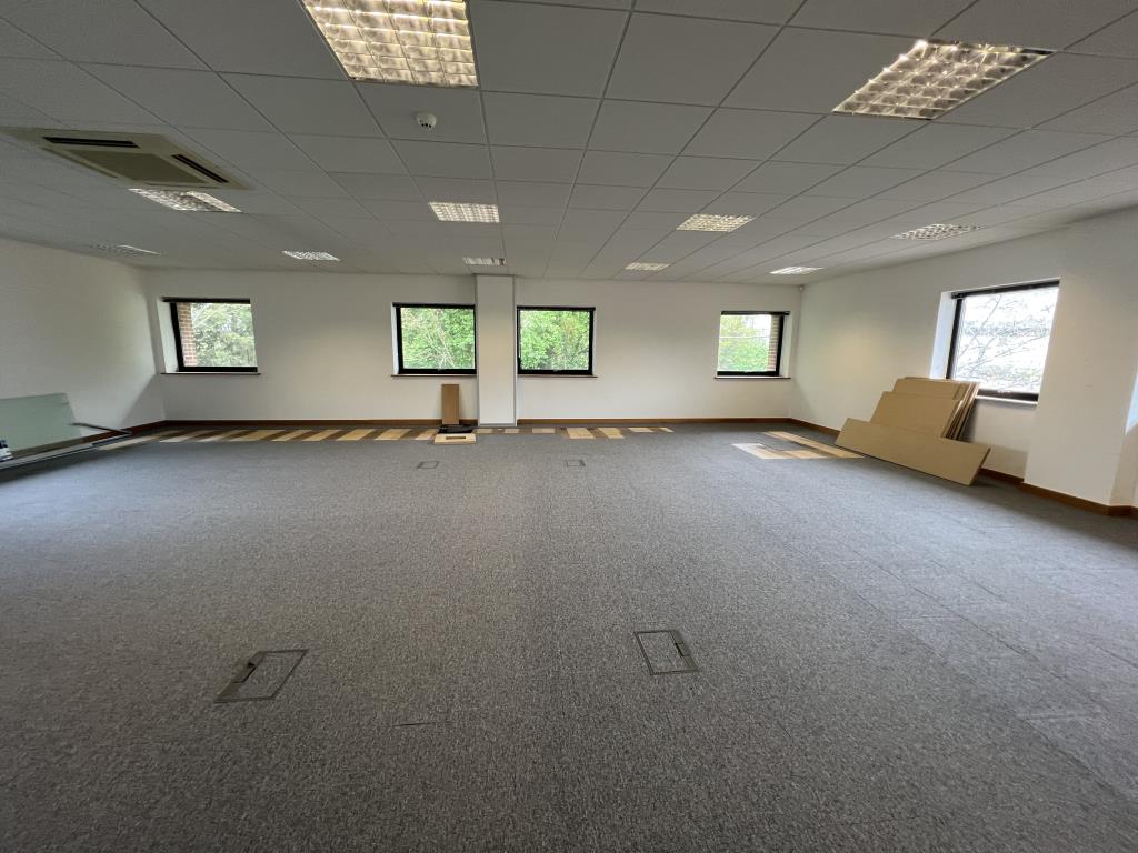 Lot: 118 - VACANT DETACHED COMMERCIAL UNIT WITH PLANNING FOR CHANGE OF USE INTO TEN FLATS - General internal photo of meeting room on the first floor of building